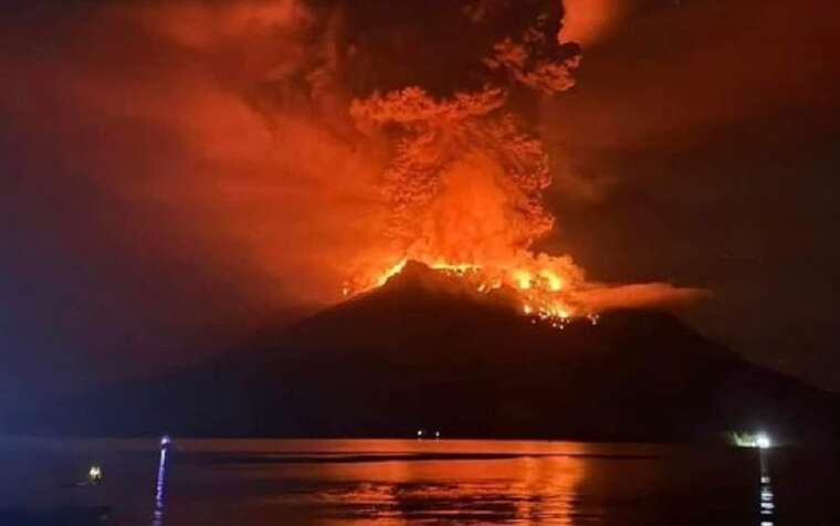 На індонезійському острові Флорес сталося виверження вулкану: є загиблі й тисячі постраждалих