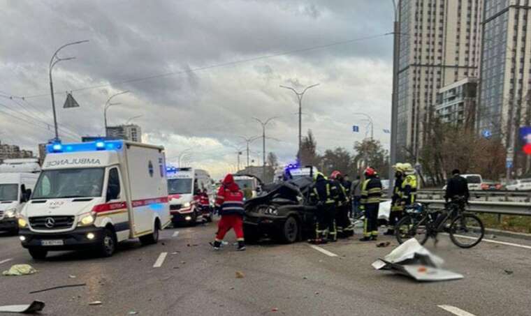 ДТП в Киеве: в результате аварии погиб военный, еще трое госпитализированы