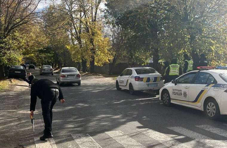 У Дніпрі автомобіль на нерегульованому пішохідному переході біля гімназії збив двох 8-річних дітей