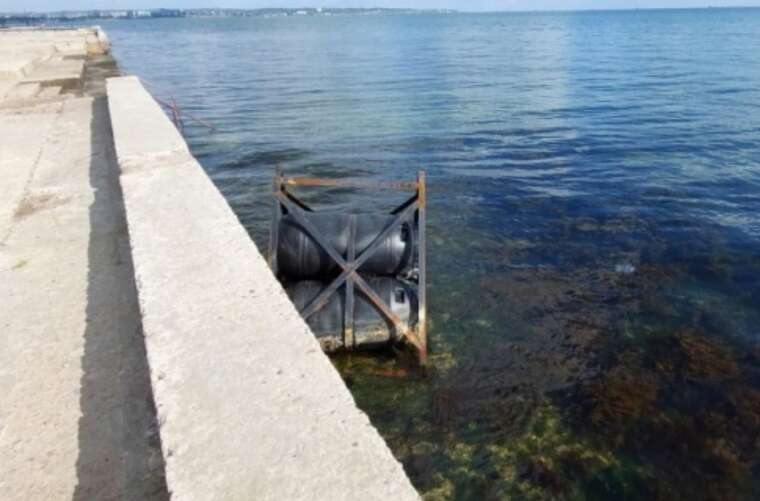 В окупованому Криму винесло на берег бонові загородження Кримського мосту