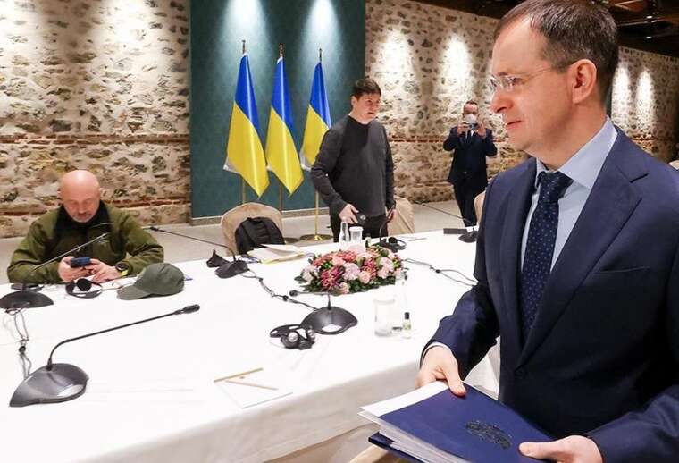 NYT: "Делікатні багатосторонні переговори" щодо України вже тривають