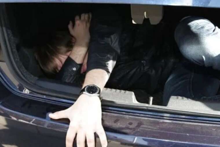 Дівчині, що намагалася перевезти нареченого за кордон у багажнику, оголосили вирок