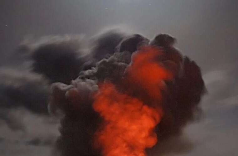 У мережі публікують відео пожежі в Одесі після атаки "шахеда"