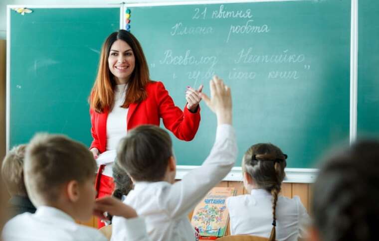 Шмигаль: Із січня 2025 року вчителі отримуватимуть щомісячну доплату в 1000 гривень