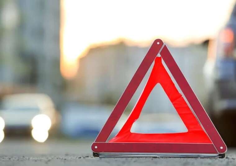 У Києві на Троєщині сталося зіткнення легкового автомобіля та інкасаторської машини