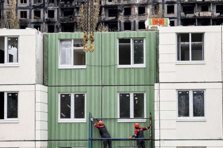 В захваченном Мариуполе оккупанты передали ключи от квартиры почти "местной жительнице"