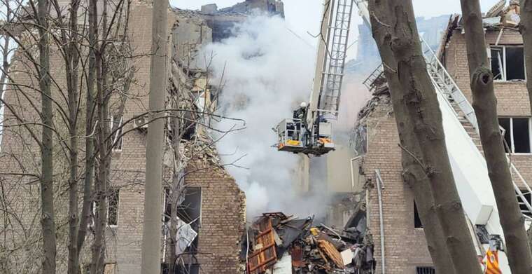 В Кривом Роге из-под завалов разрушенного россиянами дома достали тела трех детей