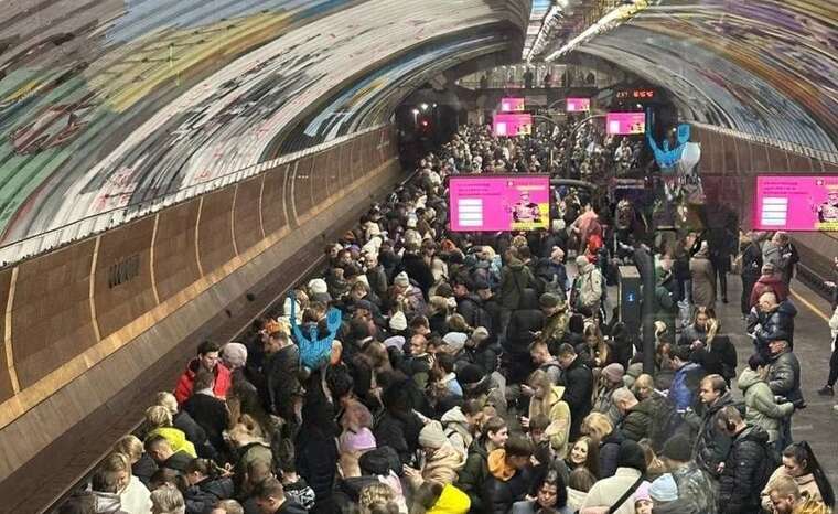 У Києві невідомі запустили феєрверки: у місті затори після повітряної тривоги