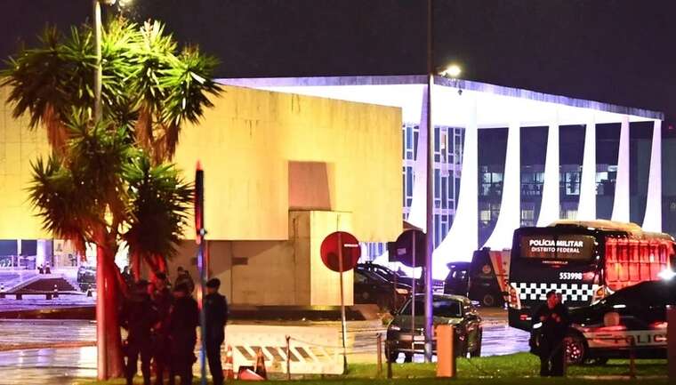 Біля будівлі Верховного суду Бразилії пролунали вибухи: одна людина загинула