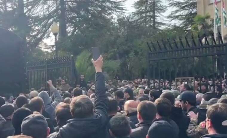 В Абхазии проходят протесты: есть столкновения с полицией