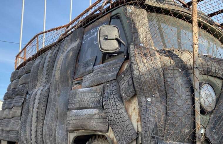 У мережі показали кастом "буханки" окупантів шинами: захист від дронів "по-руZZки"