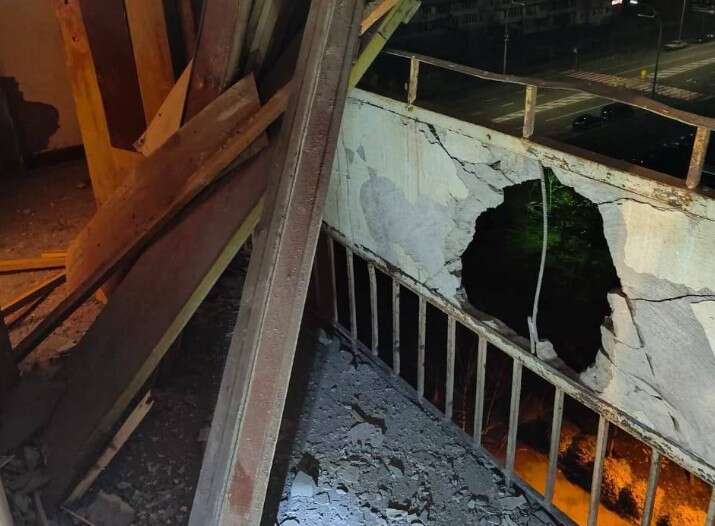 Ночная атака оккупантов на Киев: обломки дрона повредили дом