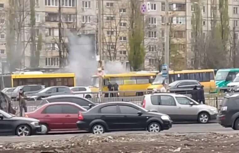 У Києві стався надзвичайний інцидент із маршруткою: загорілася просто на ходу