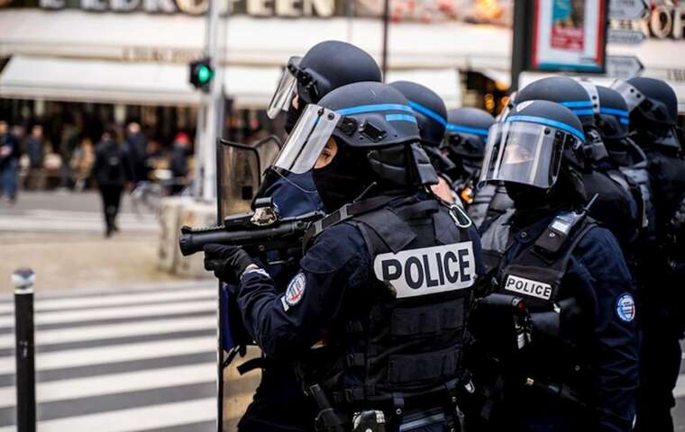 У ресторані міста Іссі-Ле-Муліно біля Парижа захопили заручників: поліція оточила район