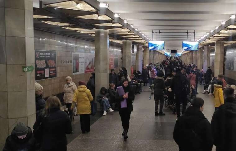 Столичное метро превратилось в стихийное укрытие: люди пришли с вещами и животными