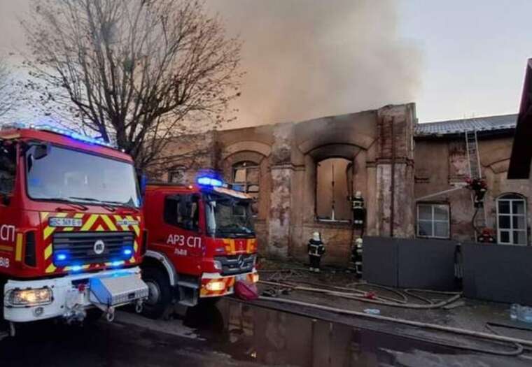 У Жовкві на Львівщині на території спорткомплексу спалахнула масштабна пожежа