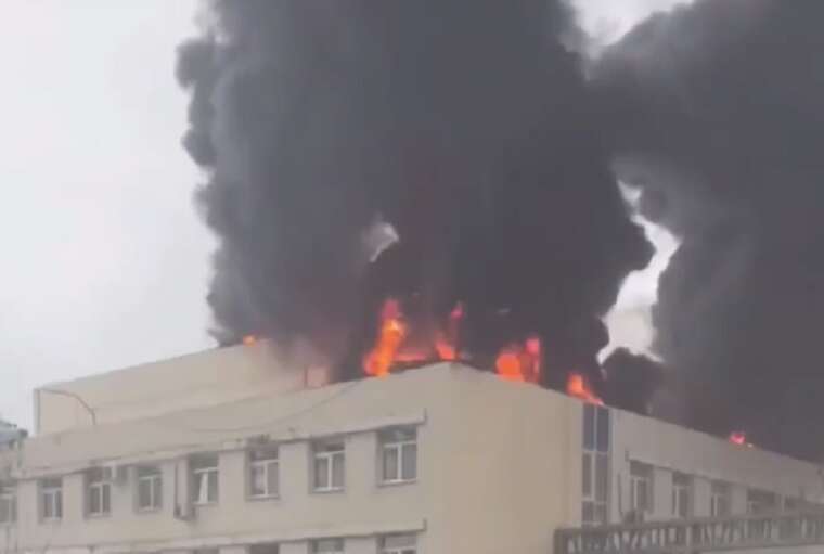 В российском Екатеринбурге вспыхнул пожар в больнице: люди прыгают из окон