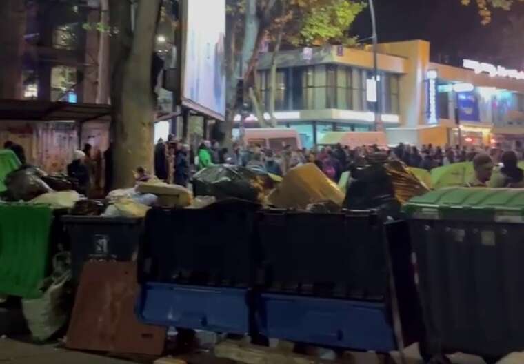 У Тбілісі протестувальники почали зводити барикади зі сміттєвих контейнерів