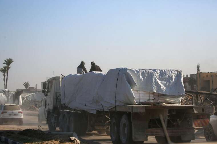 Озброєні грабіжники захопили понад 100 вантажівок із допомогою для Гази