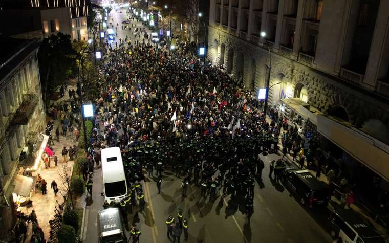 В столице Грузии новые протесты: участники акции прорвали полицейский кордон