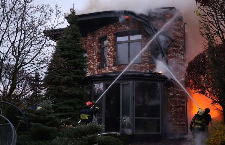 Удар по Дніпру: в ДСНС показали фото наслідків, двоє людей отримали поранення