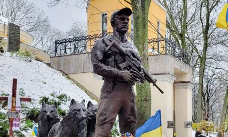 У центрі Києва урочисто відкрито пам’ятник військовому Дмитру "Да Вінчі" Коцюбайлу