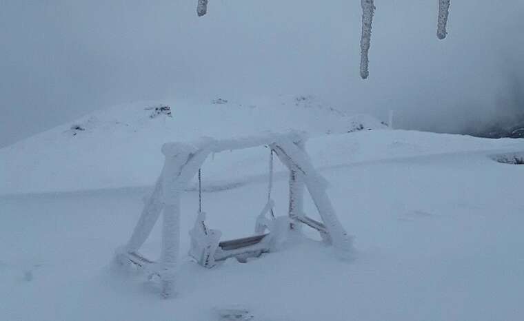 У Карпатах намело до метра снігу
