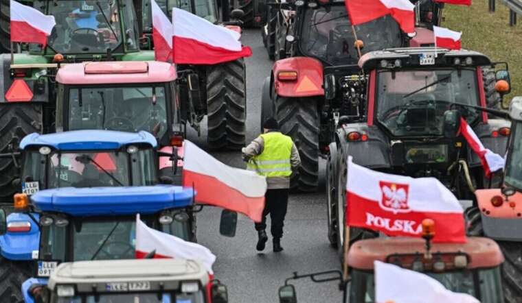 In front of the checkpoint "Medyka - Shehyni," Polish farmers started a strike