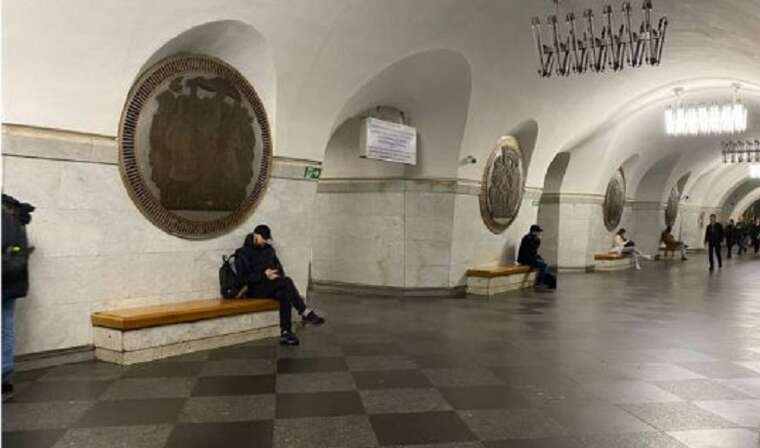 У Києві на "Вокзальній" виявили підозрілий пакет