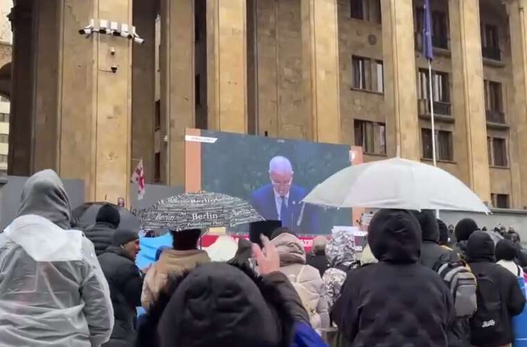 У Грузії протестувальники закидали яйцями будівлю парламенту