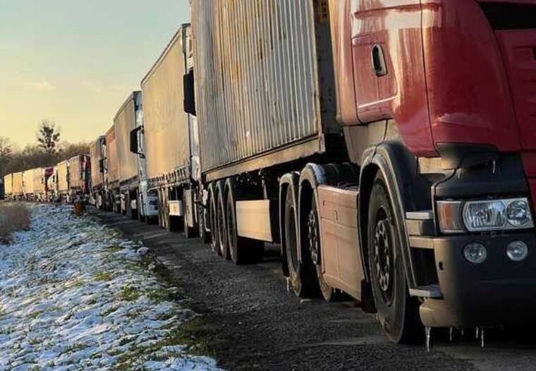 Польські аграрії пригрозили після 10 грудня заблокувати всі пункти пропуску з Україною