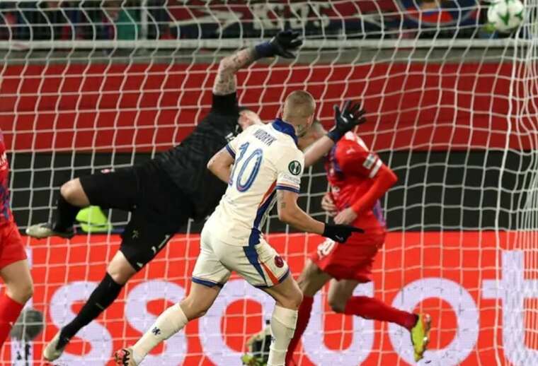 Мудрик вразив "більярдним голом", завдавши удару в один дотик