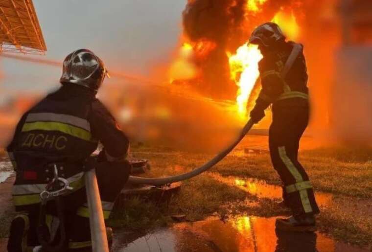 Атака на Київ: рятувальники загасили пожежу, яка виникла внаслідок падіння уламків