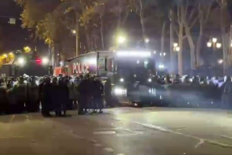 Протесты в Грузии: в Тбилиси продолжаются столкновения протестующих с полицией