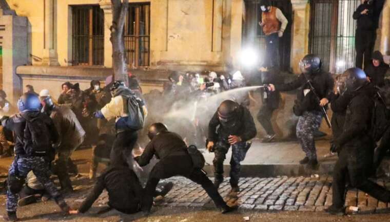 У столиці Грузії поліція завершила жорсткий розгін мітингувальників біля парламенту