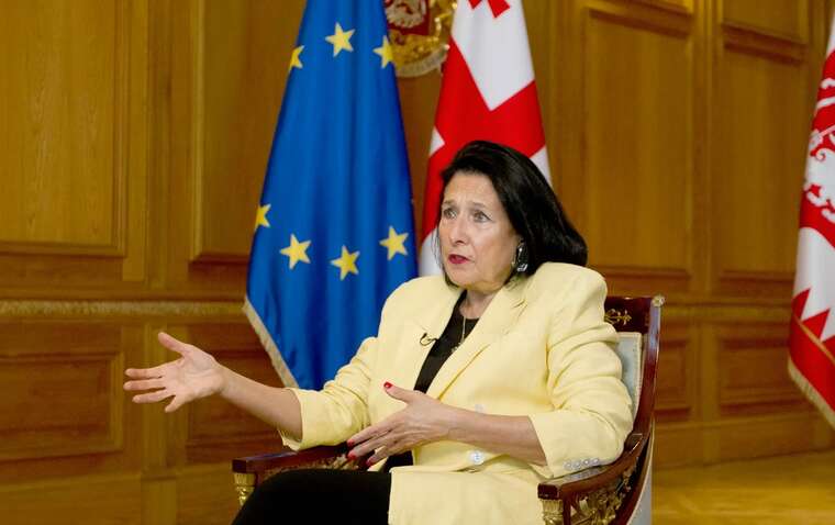 Я залишуся президентом до обрання легітимного парламенту і президента, - Зурабішвілі