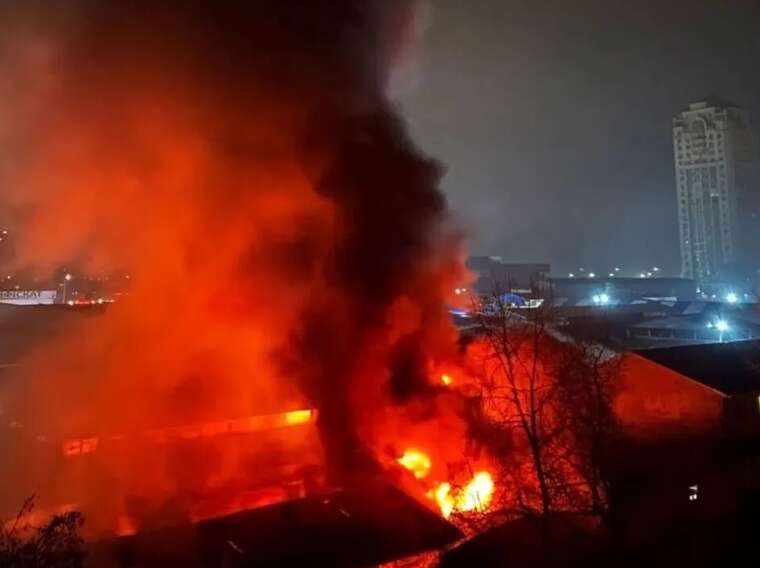 У Києві спалахнув ринок: пожежа не пов’язана з атакою РФ
