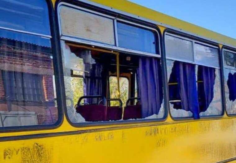 Росіяни скинули вибухівку на маршрутний автобус у Херсоні: є загиблі та поранені