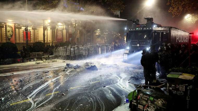 В Тбилиси продолжаются противостояния силовиков с митингующими