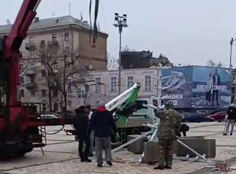 У столиці почали встановлювати головну ялинку