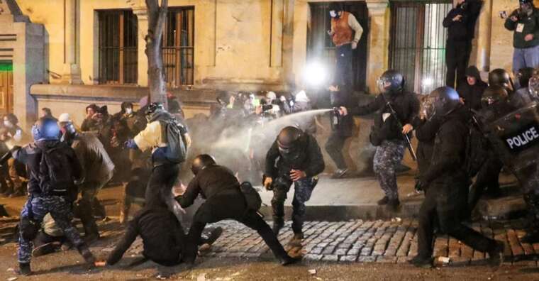 В Тбилиси правоохранители начали разгон демонстрантов, но получают сопротивление от протестующих