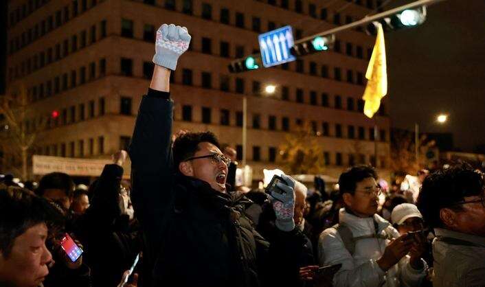 Військовий стан у Південній Кореї: опозиція закликає до імпічменту президента