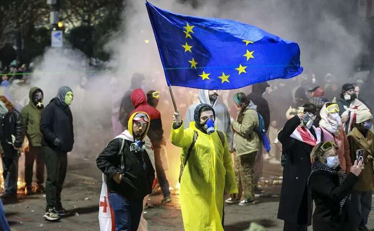 Протести у Грузії: у Тбілісі глушать мобільний зв’язок, у Батумі пройшла антиурядова хода