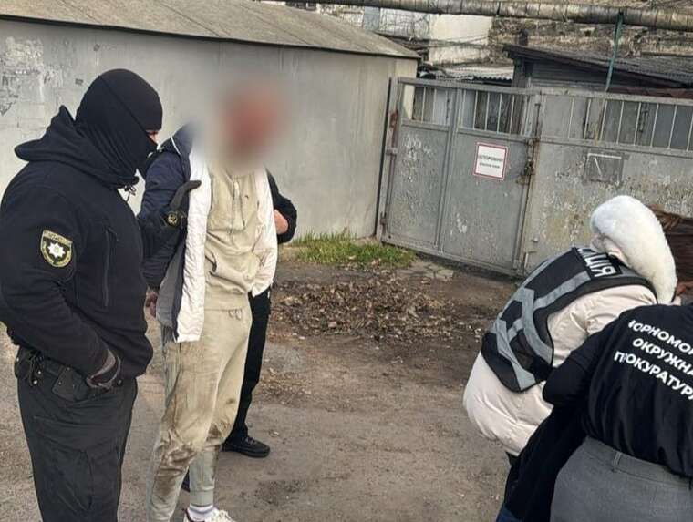 В Одесі затримали чоловіка, який вимагав від військовослужбовця 25 тисяч доларів