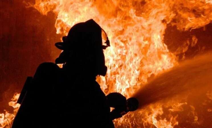 На Буковине мужчина спас из пожара шестерых детей и их родителей