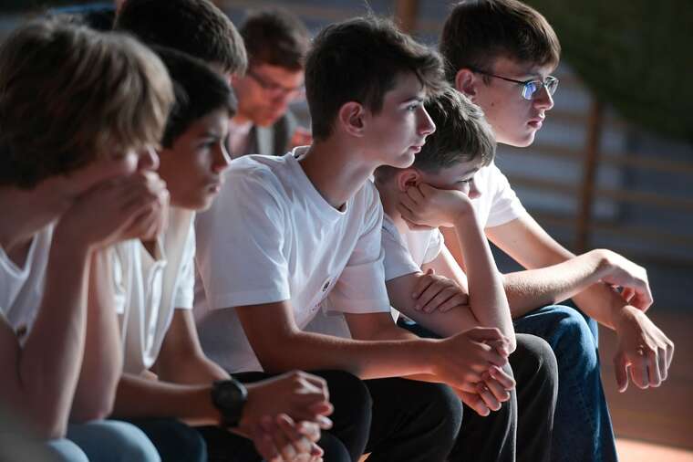 Reuters: Українська молодь вирішує, чи виїжджати за кордон або залишатися під загрозою мобілізації