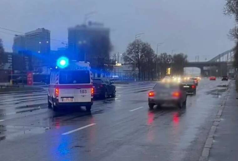 ДТП у Києві: на Дніпровській набережній легковик на переході на смерть збив жінку