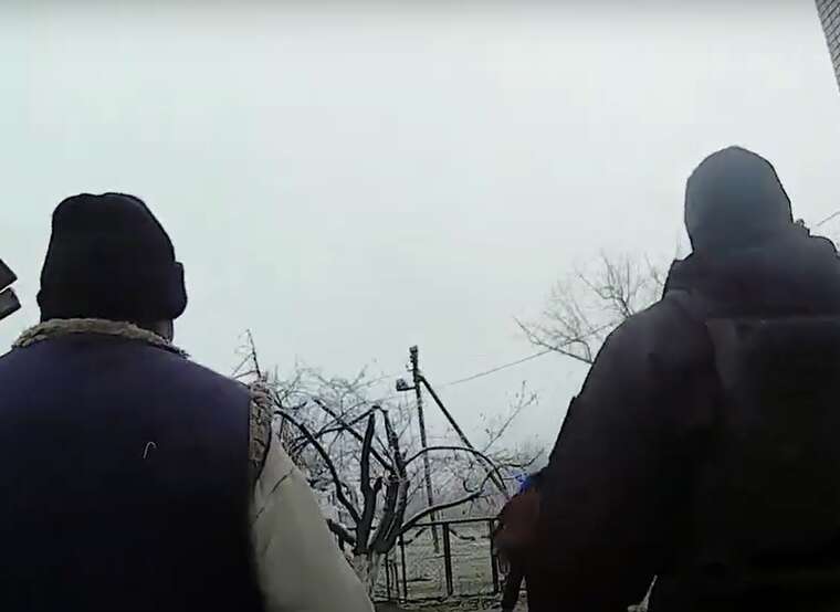 На Херсонщині поліцейські евакуювали подружжя та пораненого з-під російських обстрілів