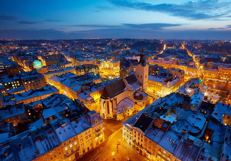 У мережі показали, як у Львові чоловік цілував неповнолітнього прямо на вулиці