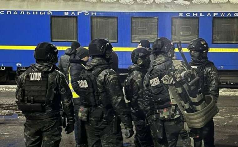 У Києві та області Нацполіція проводить масові перевірки в потягах та на вокзалах